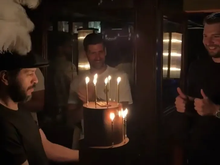 开云体育中心-东契奇庆祝27岁生日！德约科维奇到场意义重大 他被卢卡称为GOAT